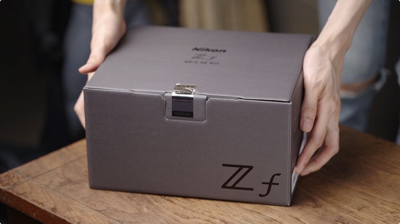 Nikon Zf 開箱 + 拍照、N-Log 錄影實測！把 Z9、Z8 旗艦功能塞進 FM2 的經典外型，一台能夠體驗百年光學魅力，連 Leica、Sony 鏡頭也能轉接的「有靈魂的相機」