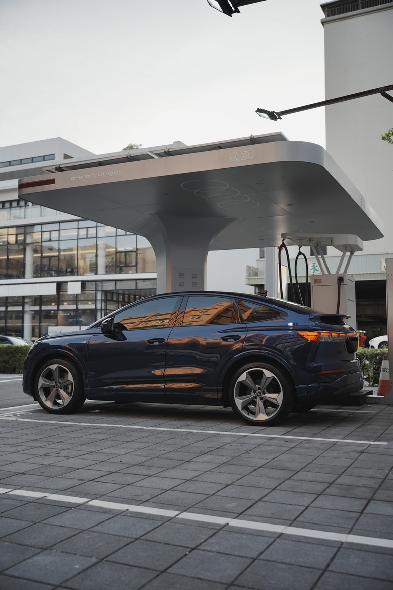 Audi Q4 Sportback e-tron 45 S line Edition One｜金屬星際藍 Navarra Blue 2D｜交車照片分享
