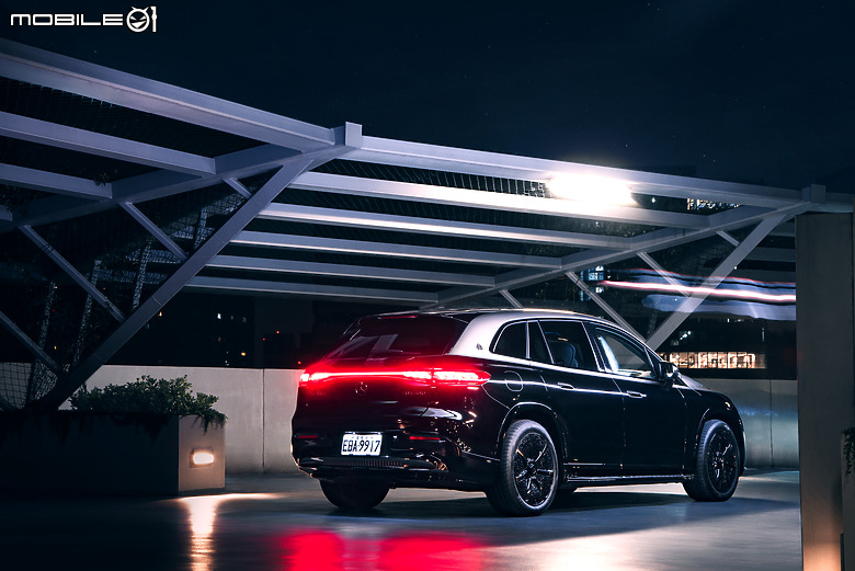 Mercedes-Maybach EQS 680 SUV Night Series 試駕｜黑夜裡更閃亮動人的電動休旅旗艦！