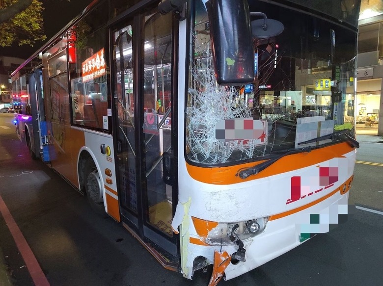闖紅燈左轉，被公車撞進家具行