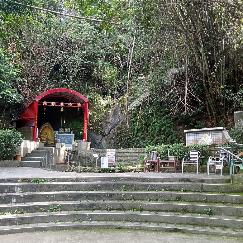 潭子新田登山步道能順便踩點旁邊的小百岳「聚興山」，生意盎然適合全家大小的綠色步道，帶你全部走一趟