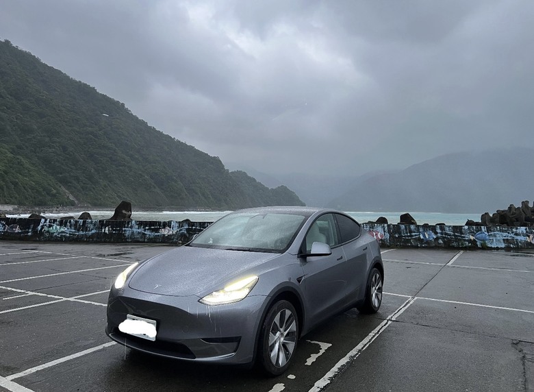 Tesla 夏夜漫遊 Model Y 後驅版