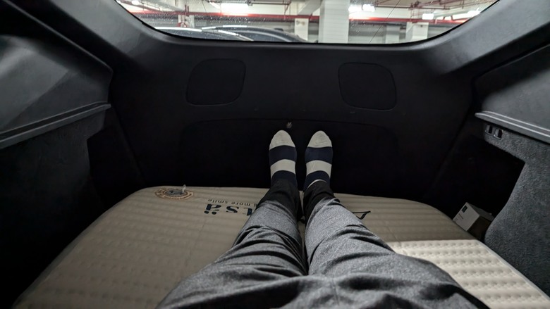 與Model Y 的首次親密接觸 - Tesla Summer Night Drive 夏夜漫遊試駕 - 桃園總圖夜遊 / 寧夏夜市逛吃 / Metsa車用床墊測試 / 超級充電站初體驗