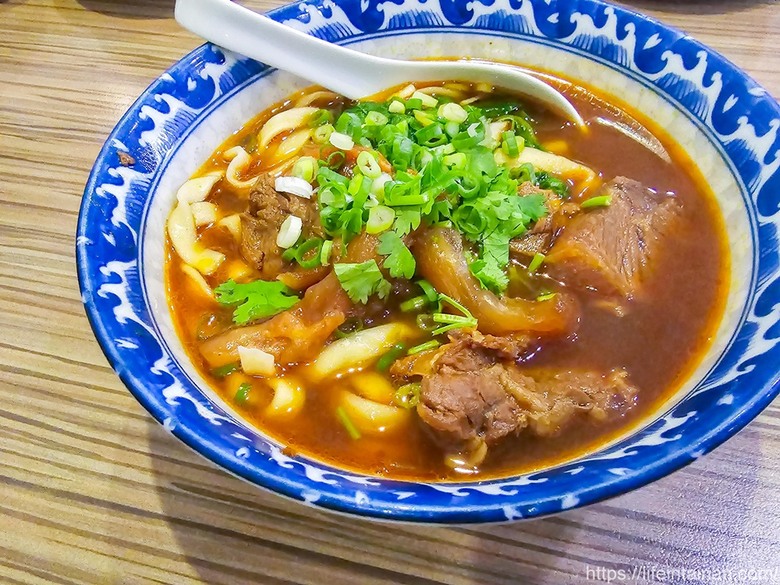夜貓族、愛牛肉麵和雞湯朋友的最愛，從晚餐到凌晨消夜時段，幾乎都是在地人在排隊~牛肉麵.雞湯