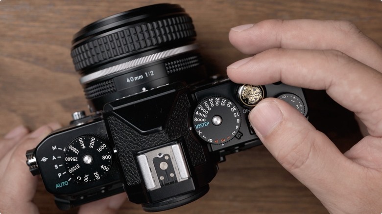 Nikon Zf 開箱 + 拍照、N-Log 錄影實測！把 Z9、Z8 旗艦功能塞進 FM2 的經典外型，一台能夠體驗百年光學魅力，連 Leica、Sony 鏡頭也能轉接的「有靈魂的相機」