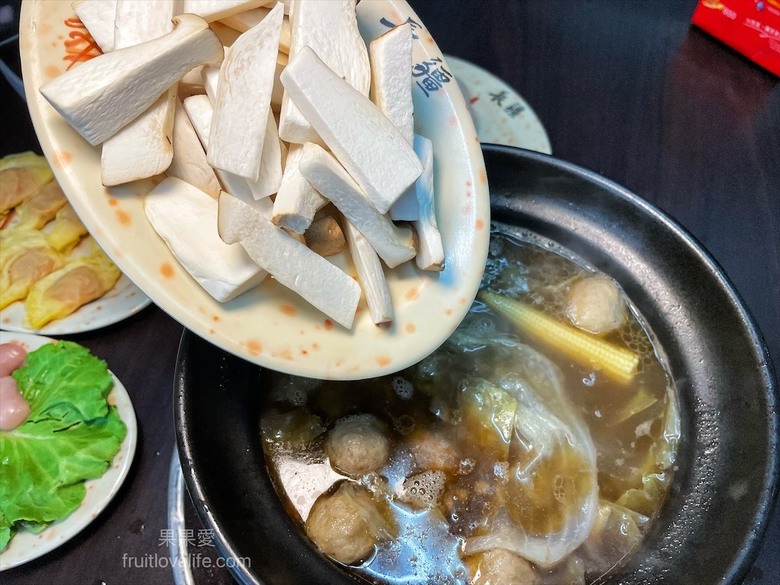 點我看大圖 炭燒羊肉爐火鍋,湯頭好喝,羊肉肉質軟嫩,秋冬進補、聚餐好地方