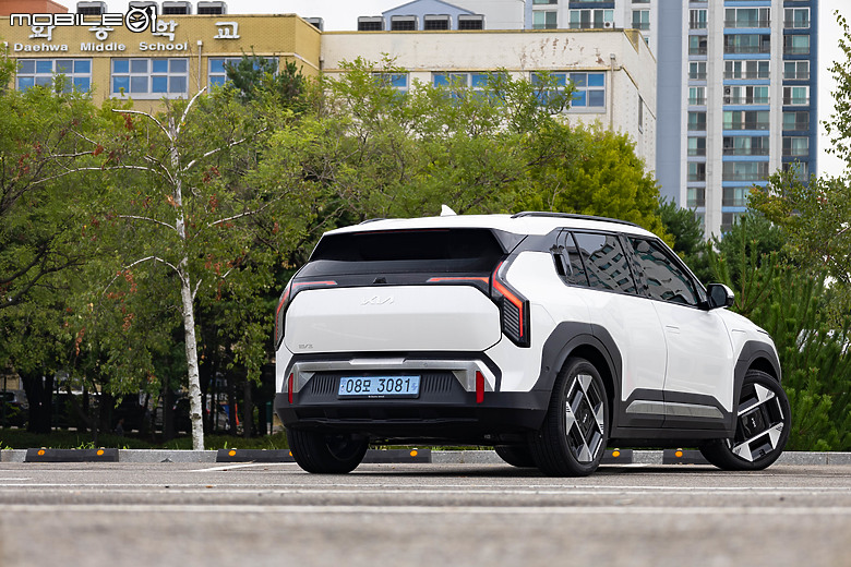 Kia EV3 韓國試駕|重量級純電小休旅,宛如縮小版EV9真的很有料!
