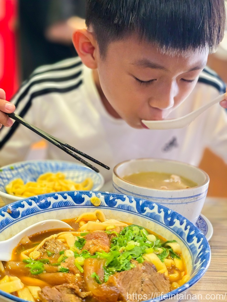 夜貓族、愛牛肉麵和雞湯朋友的最愛，從晚餐到凌晨消夜時段，幾乎都是在地人在排隊~牛肉麵.雞湯
