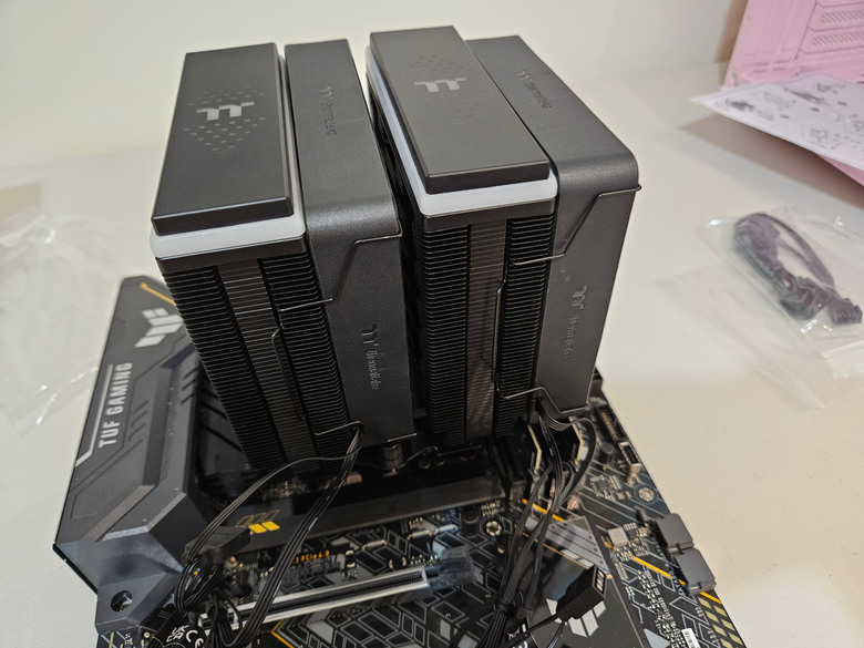 【開箱】雙塔奇城!TT曜越 ASTRIA 600 ARGB主板連動版CPU散熱器(主機板風扇)