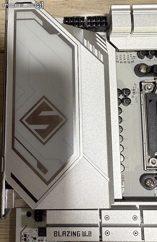 銀白色經典鋼鐵傳奇 X870 Steel Legend WiFi 開箱