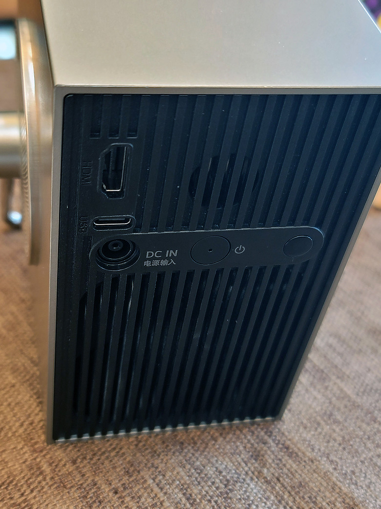 點我看大圖 房間看劇神器 LG CineBeam Q 微投影機開箱