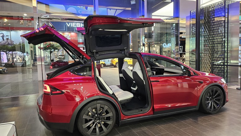 與Model Y 的首次親密接觸 - Tesla Summer Night Drive 夏夜漫遊試駕 - 桃園總圖夜遊 / 寧夏夜市逛吃 / Metsa車用床墊測試 / 超級充電站初體驗