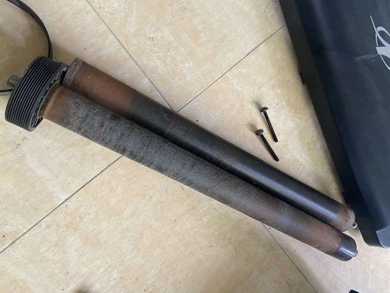 [跑步機保養內容] 1.器材內部除塵、清理 2.馬達、升降馬達運轉測試 3.養護耗品添加、擦拭 4.傳動皮帶檢查、測試 5.跑步帶檢查、上油 6.電路主機板檢測、運轉測試 7.電源與線路檢查、運轉測試 8.器材按鍵檢查 9.器材水平、平衡測試 10.設備螺絲檢查、調整 跑步機維修/買賣/租賃/回收/健身房規劃 親愛的跑步吧