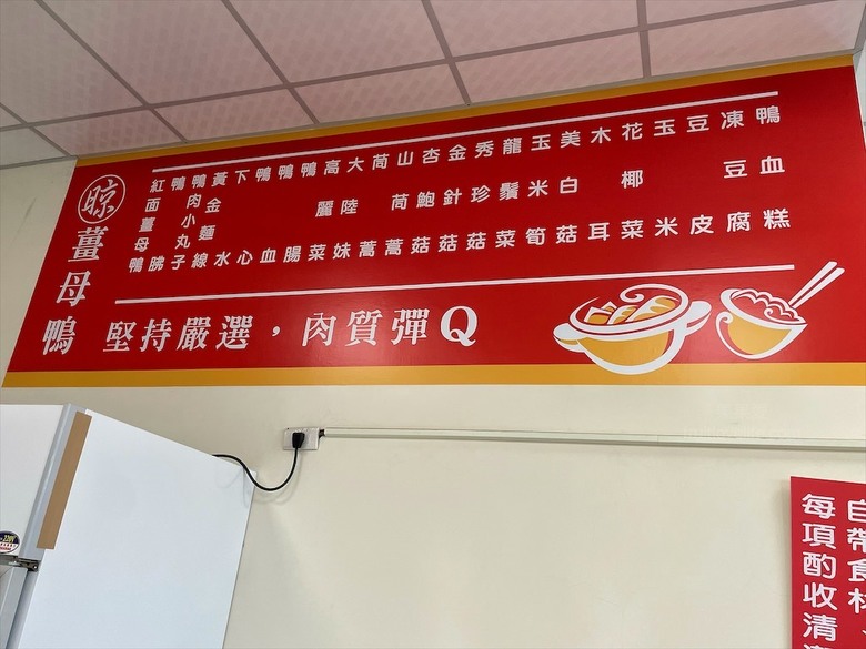 深受許多在地人喜愛的薑母鴨，鴨皮超Q軟，肉質軟嫩鮮甜，還有鹽烤吳郭魚、現撈泰國蝦