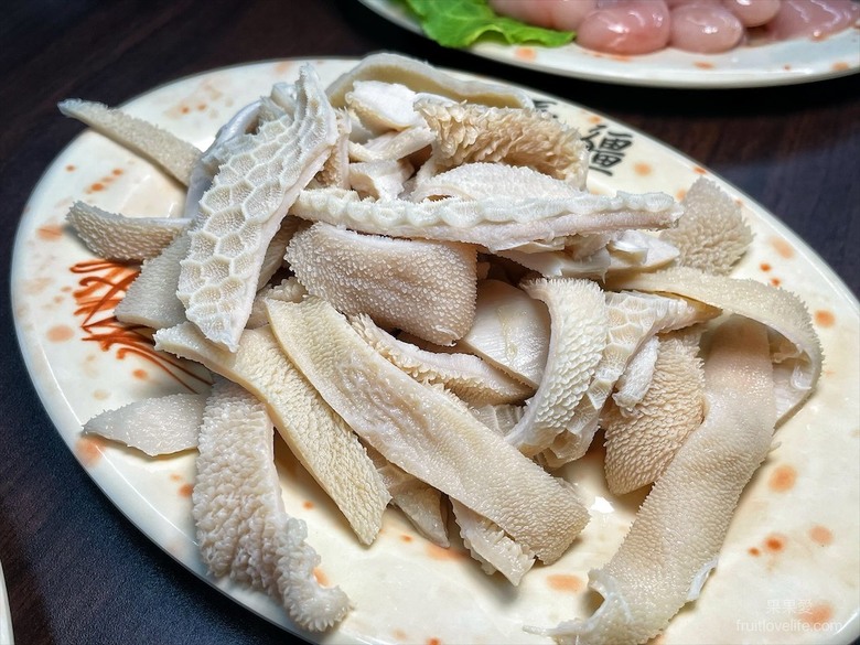 點我看大圖 炭燒羊肉爐火鍋,湯頭好喝,羊肉肉質軟嫩,秋冬進補、聚餐好地方