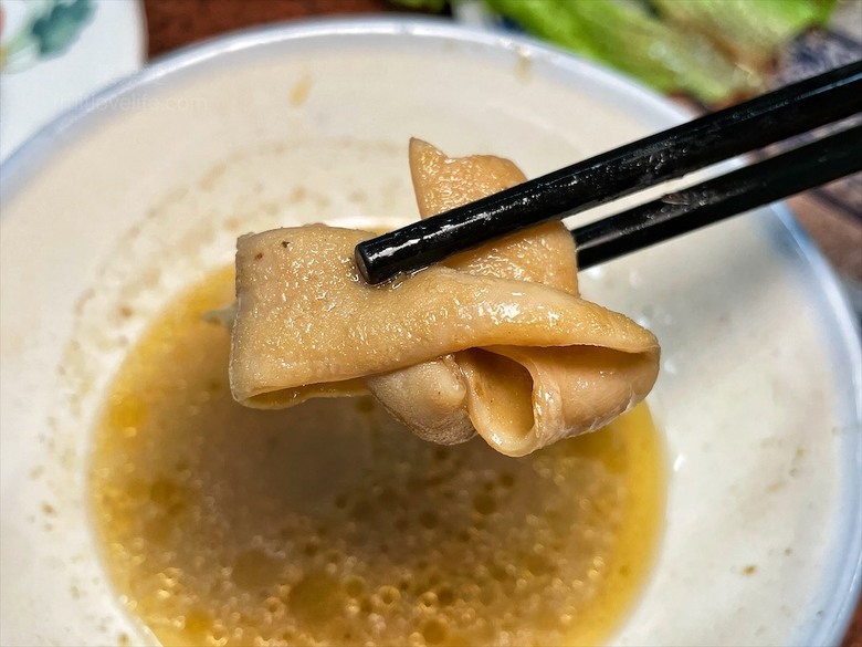 深受許多在地人喜愛的薑母鴨，鴨皮超Q軟，肉質軟嫩鮮甜，還有鹽烤吳郭魚、現撈泰國蝦