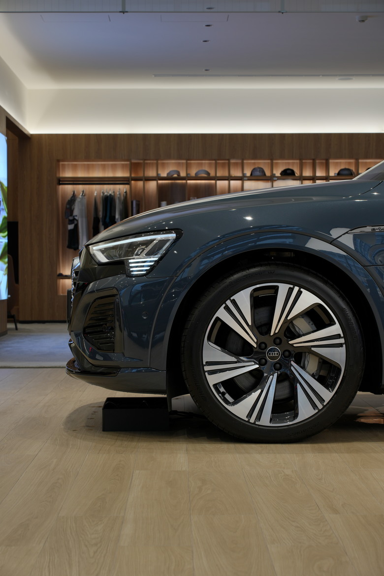 Audi Q8 Sportback e-tron 50 quattro S line｜金屬電漿藍 Plasma Blue 3D｜實車照片分享