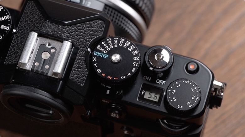 Nikon Zf 開箱 + 拍照、N-Log 錄影實測！把 Z9、Z8 旗艦功能塞進 FM2 的經典外型，一台能夠體驗百年光學魅力，連 Leica、Sony 鏡頭也能轉接的「有靈魂的相機」