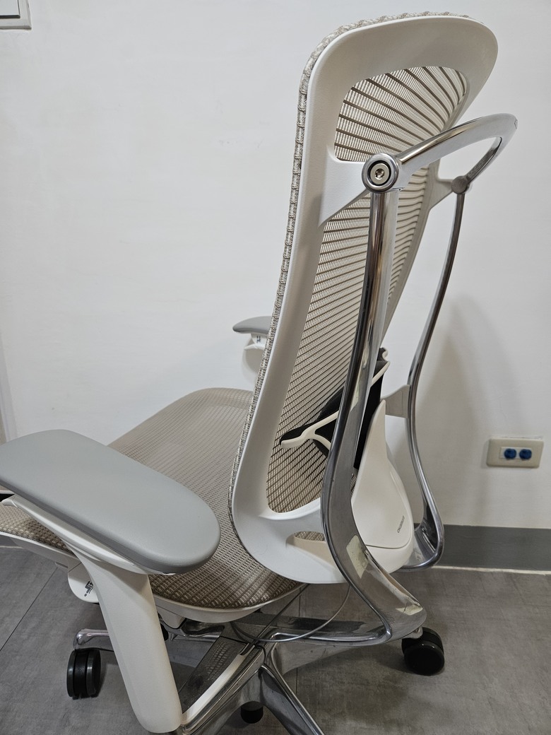 人體工學椅對比 - Okamura Contessa II and Herman Miller Embody
