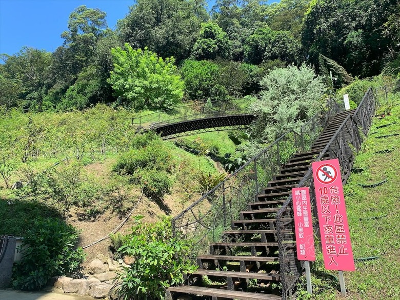 點我看大圖 七里香玫瑰森林花園,一年四季都有不同的風情,走走步道呼吸芬多精,春秋兩季有玫瑰花海可欣賞