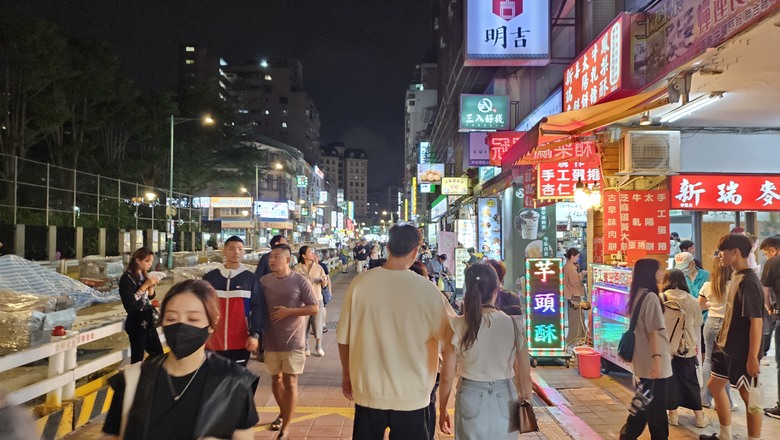 與Model Y 的首次親密接觸 - Tesla Summer Night Drive 夏夜漫遊試駕 - 桃園總圖夜遊 / 寧夏夜市逛吃 / Metsa車用床墊測試 / 超級充電站初體驗