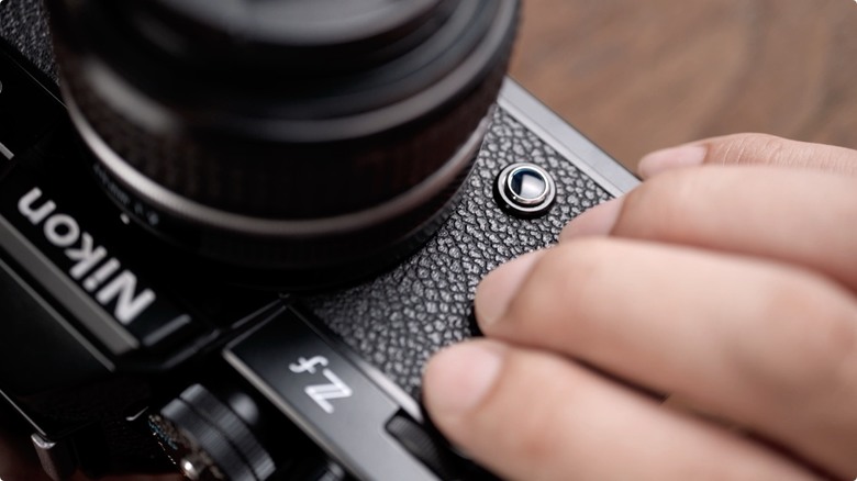 Nikon Zf 開箱 + 拍照、N-Log 錄影實測！把 Z9、Z8 旗艦功能塞進 FM2 的經典外型，一台能夠體驗百年光學魅力，連 Leica、Sony 鏡頭也能轉接的「有靈魂的相機」