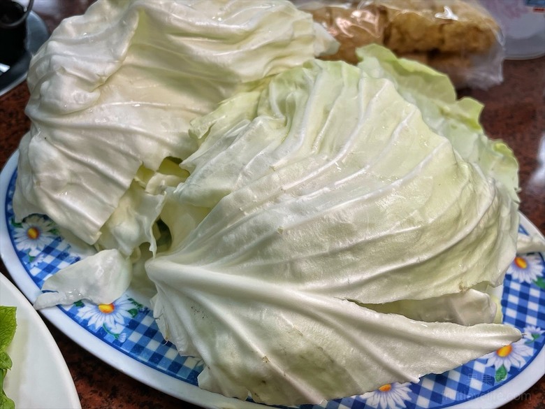 深受許多在地人喜愛的薑母鴨，鴨皮超Q軟，肉質軟嫩鮮甜，還有鹽烤吳郭魚、現撈泰國蝦