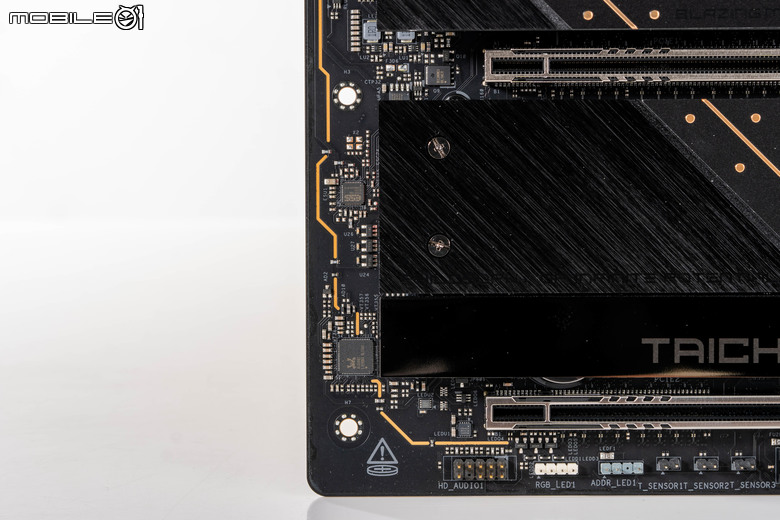 ASRock X870E Taichi 主機板開箱實測 以低調沉穩設計提供強大擴充性能