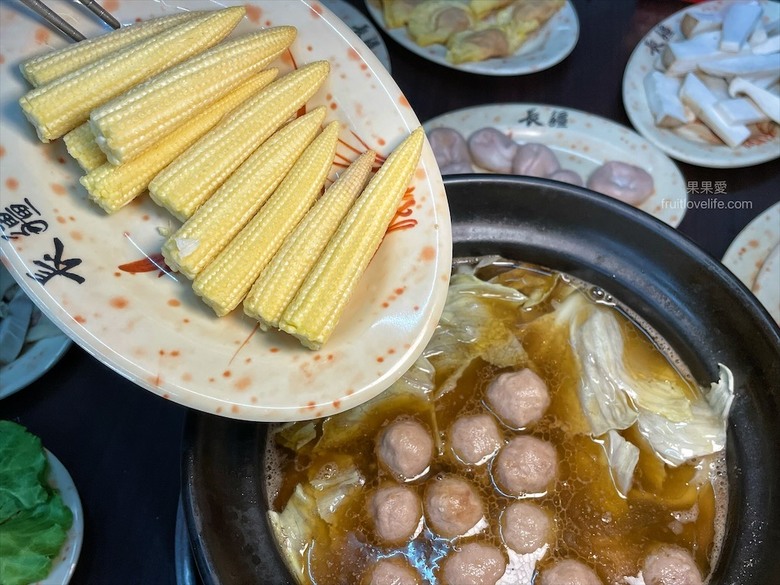 點我看大圖 炭燒羊肉爐火鍋,湯頭好喝,羊肉肉質軟嫩,秋冬進補、聚餐好地方