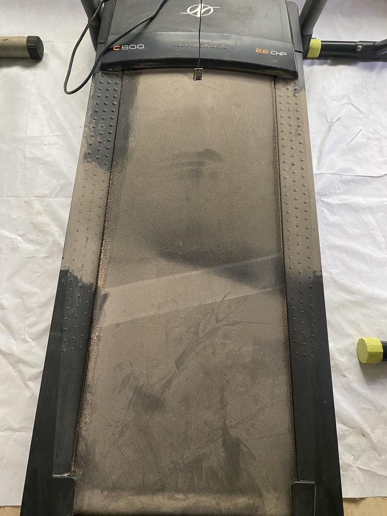 [跑步機保養內容] 1.器材內部除塵、清理 2.馬達、升降馬達運轉測試 3.養護耗品添加、擦拭 4.傳動皮帶檢查、測試 5.跑步帶檢查、上油 6.電路主機板檢測、運轉測試 7.電源與線路檢查、運轉測試 8.器材按鍵檢查 9.器材水平、平衡測試 10.設備螺絲檢查、調整 跑步機維修/買賣/租賃/回收/健身房規劃 親愛的跑步吧