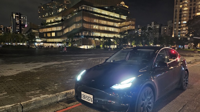 與Model Y 的首次親密接觸 - Tesla Summer Night Drive 夏夜漫遊試駕 - 桃園總圖夜遊 / 寧夏夜市逛吃 / Metsa車用床墊測試 / 超級充電站初體驗