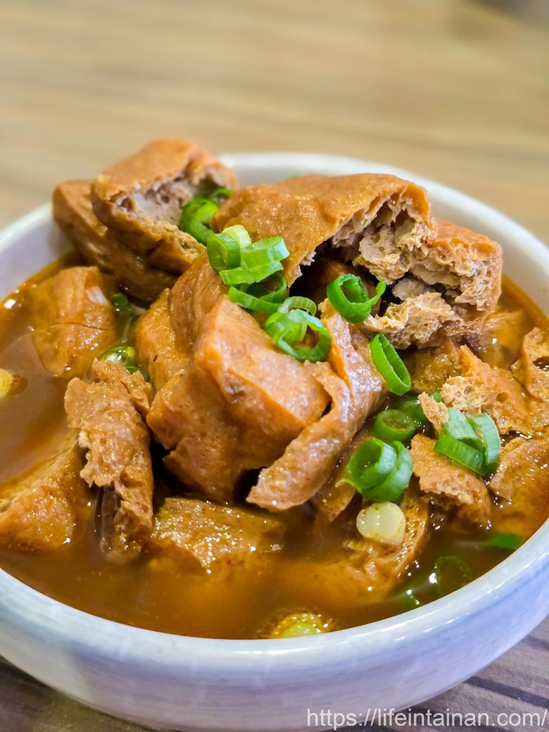 夜貓族、愛牛肉麵和雞湯朋友的最愛，從晚餐到凌晨消夜時段，幾乎都是在地人在排隊~牛肉麵.雞湯