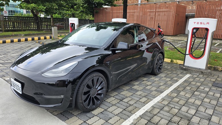 與Model Y 的首次親密接觸 - Tesla Summer Night Drive 夏夜漫遊試駕 - 桃園總圖夜遊 / 寧夏夜市逛吃 / Metsa車用床墊測試 / 超級充電站初體驗