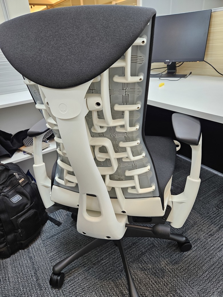 人體工學椅對比 - Okamura Contessa II and Herman Miller Embody