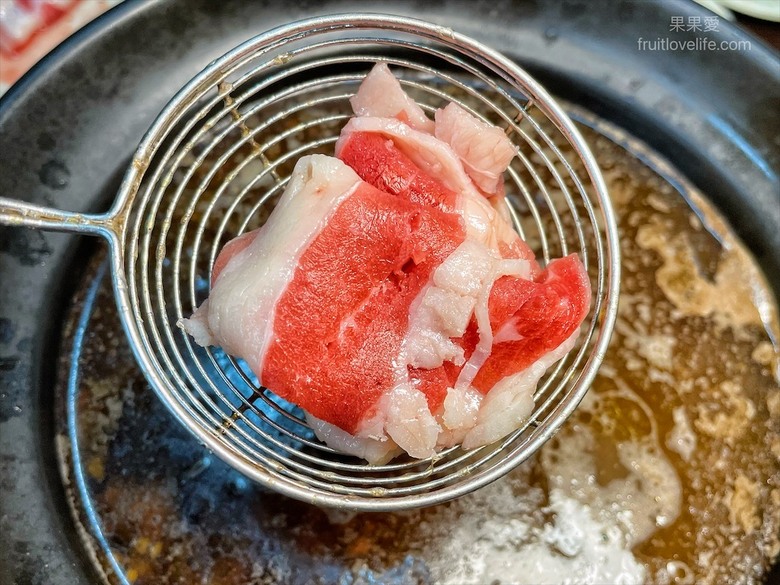 點我看大圖 炭燒羊肉爐火鍋,湯頭好喝,羊肉肉質軟嫩,秋冬進補、聚餐好地方