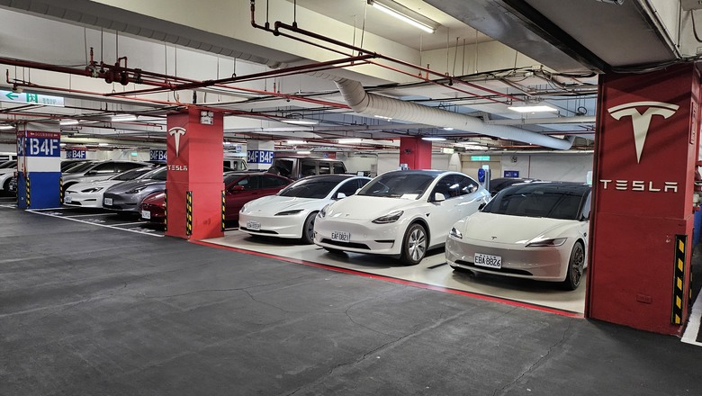 與Model Y 的首次親密接觸 - Tesla Summer Night Drive 夏夜漫遊試駕 - 桃園總圖夜遊 / 寧夏夜市逛吃 / Metsa車用床墊測試 / 超級充電站初體驗