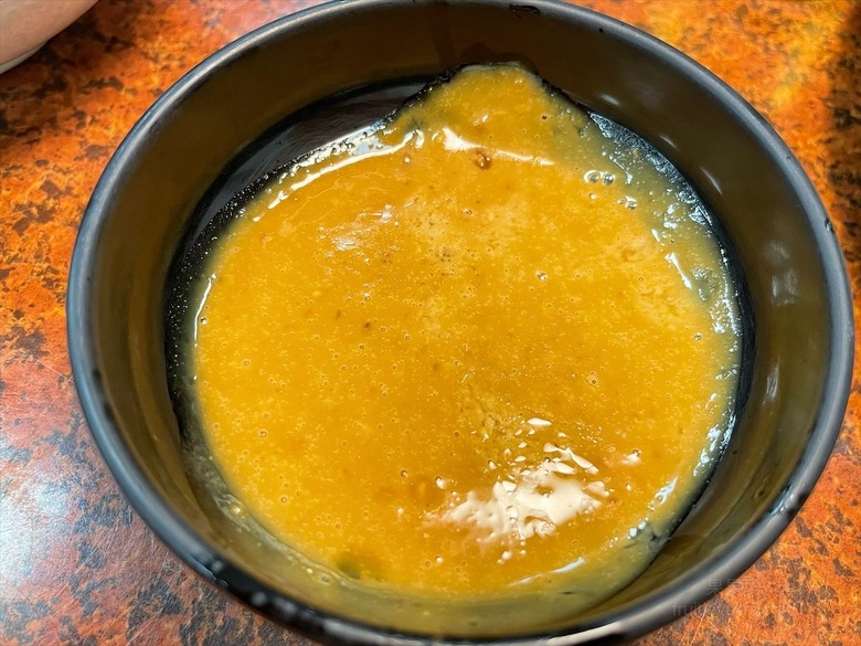 深受許多在地人喜愛的薑母鴨，鴨皮超Q軟，肉質軟嫩鮮甜，還有鹽烤吳郭魚、現撈泰國蝦