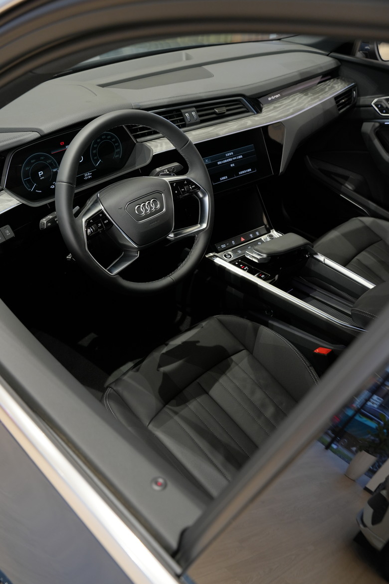 Audi Q8 Sportback e-tron 50 quattro S line｜金屬電漿藍 Plasma Blue 3D｜實車照片分享