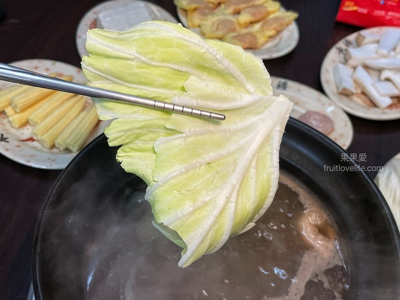 點我看大圖 炭燒羊肉爐火鍋,湯頭好喝,羊肉肉質軟嫩,秋冬進補、聚餐好地方