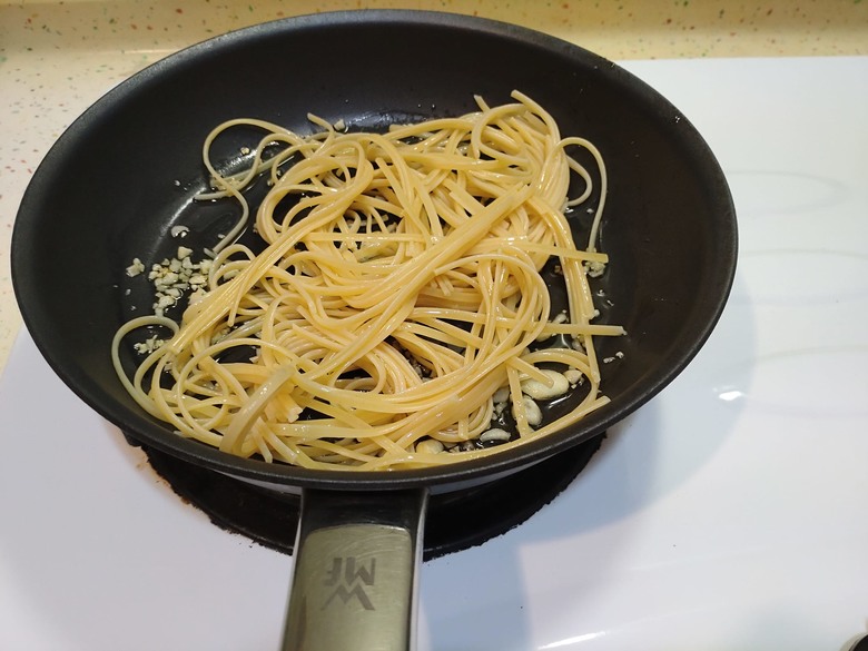 巷口麵店傳說:把簡單的料理做到極致的"橄欖油蒜香義大利麵"