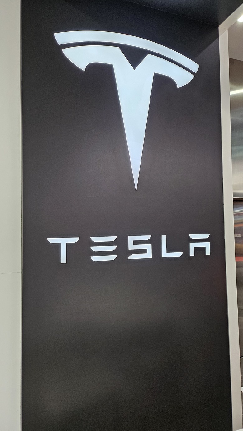 與Model Y 的首次親密接觸 - Tesla Summer Night Drive 夏夜漫遊試駕 - 桃園總圖夜遊 / 寧夏夜市逛吃 / Metsa車用床墊測試 / 超級充電站初體驗