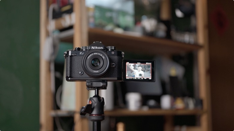 Nikon Zf 開箱 + 拍照、N-Log 錄影實測！把 Z9、Z8 旗艦功能塞進 FM2 的經典外型，一台能夠體驗百年光學魅力，連 Leica、Sony 鏡頭也能轉接的「有靈魂的相機」