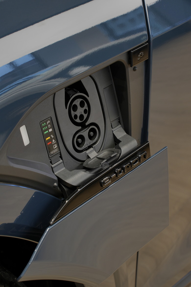 Audi Q8 Sportback e-tron 50 quattro S line｜金屬電漿藍 Plasma Blue 3D｜實車照片分享