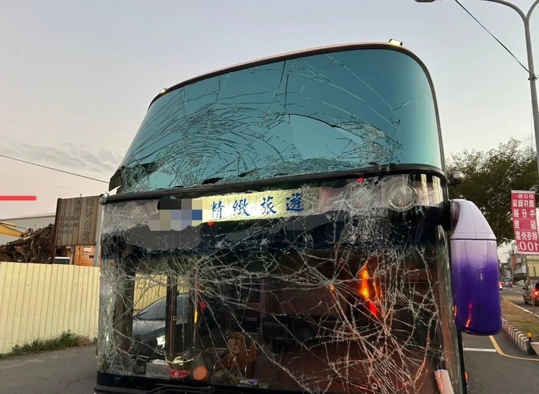 禮讓救護車，後方遊覽車追撞