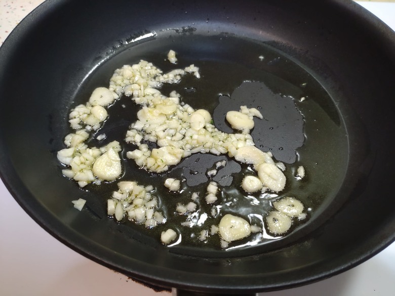 巷口麵店傳說:把簡單的料理做到極致的"橄欖油蒜香義大利麵"