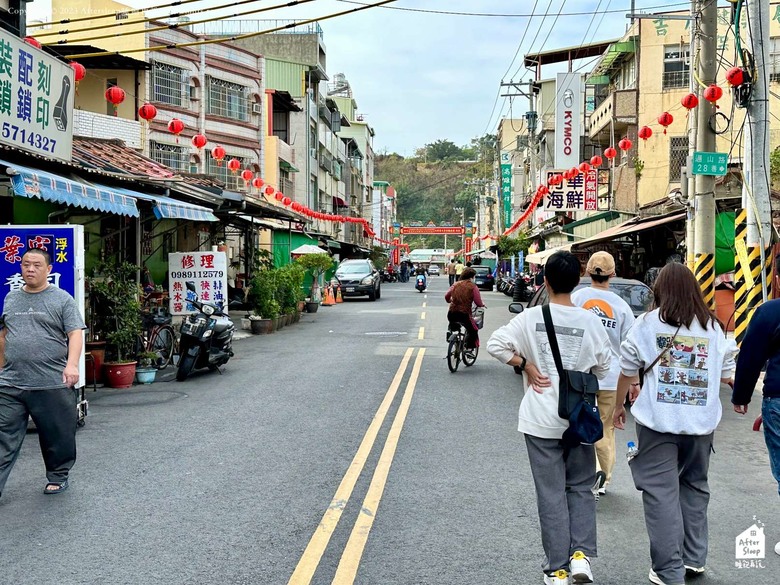 點我看大圖 高雄旗津|海岸線咖啡(燈塔店) Shoreline Coffee & Roaster_遠眺高雄港海景咖啡店