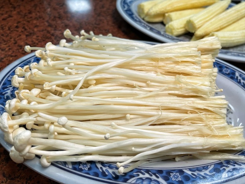 深受許多在地人喜愛的薑母鴨，鴨皮超Q軟，肉質軟嫩鮮甜，還有鹽烤吳郭魚、現撈泰國蝦