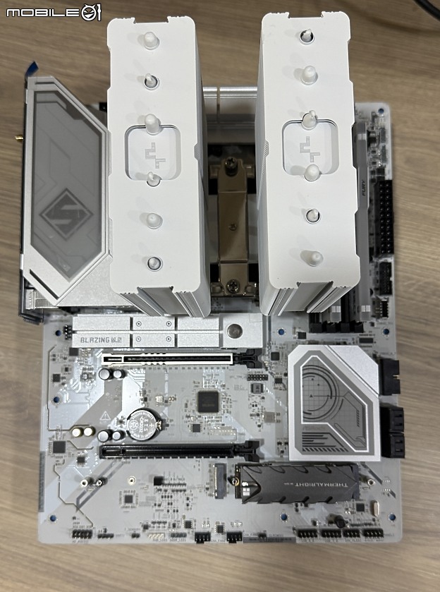 銀白色經典鋼鐵傳奇 X870 Steel Legend WiFi 開箱