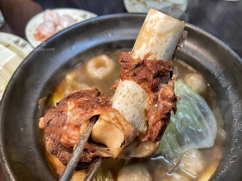 點我看大圖 炭燒羊肉爐火鍋,湯頭好喝,羊肉肉質軟嫩,秋冬進補、聚餐好地方