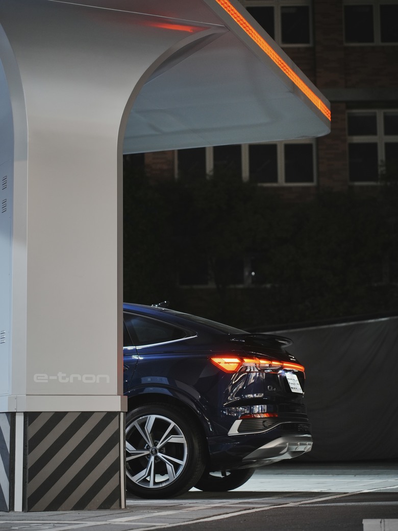 Audi Q4 Sportback e-tron 55 quattro S line｜金屬星際藍 Navarra Blue 2D｜實車照片分享